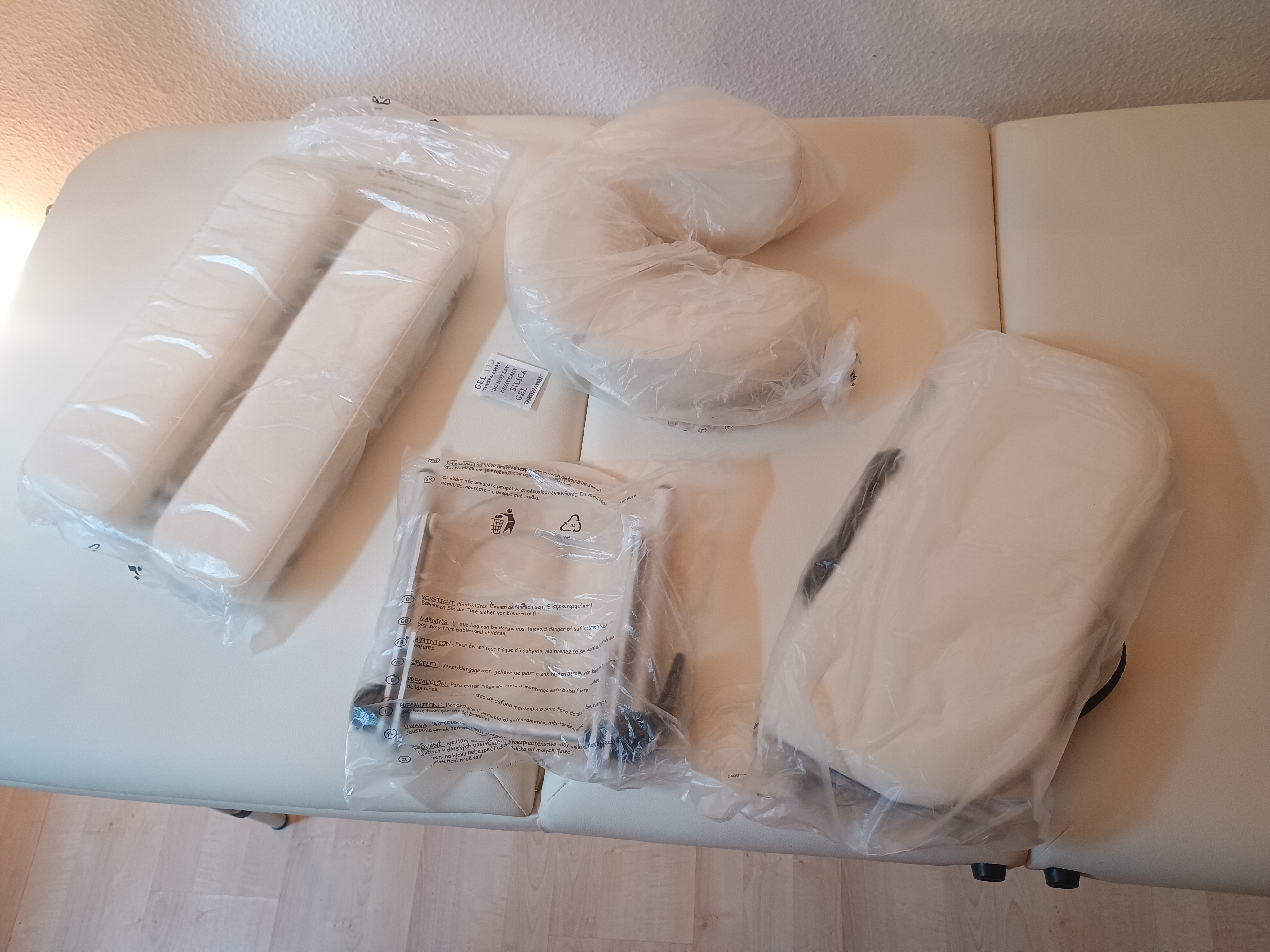 Neues, unbenutztes Massagebett mit Aluminiumfüssen