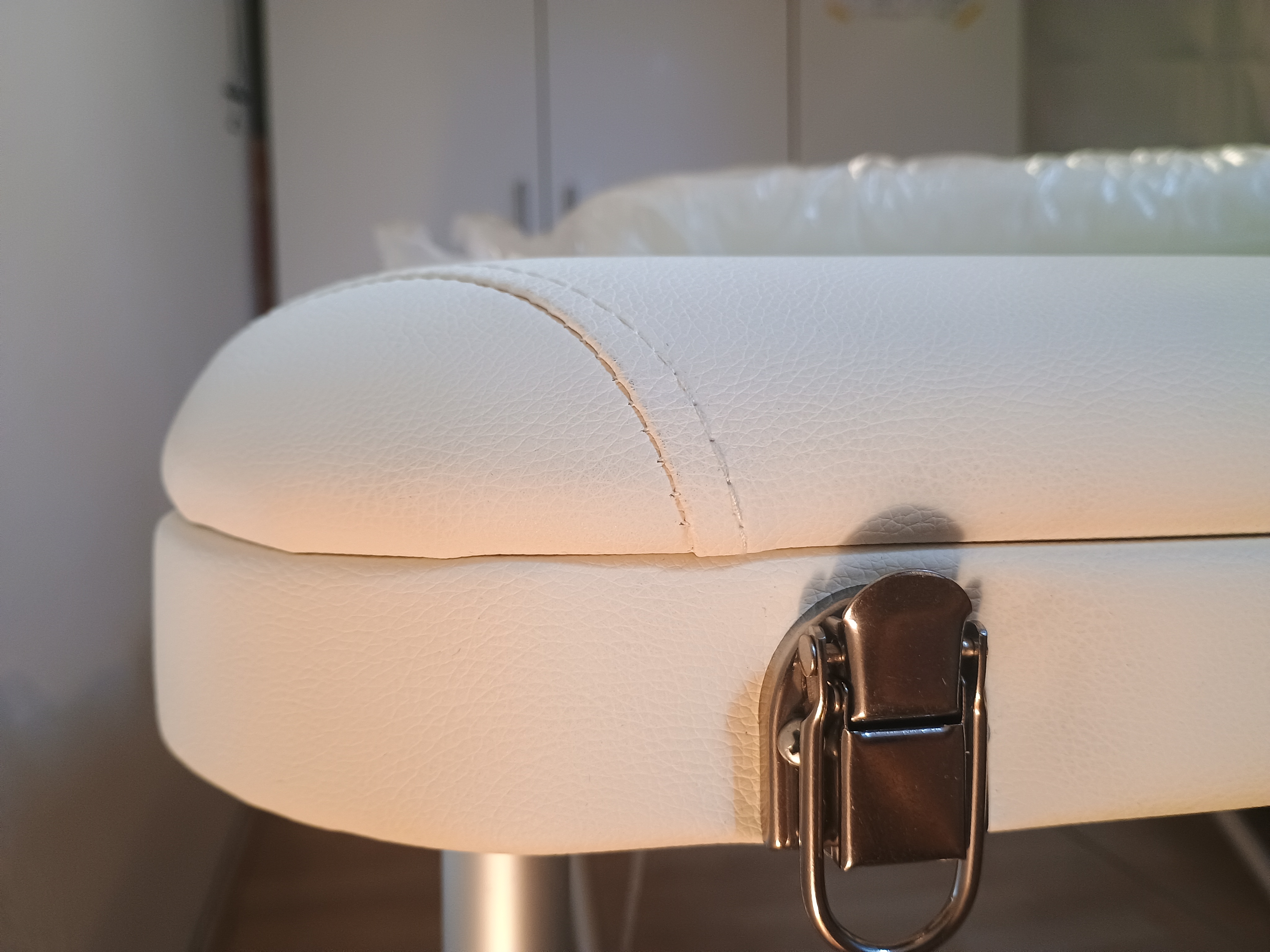 Neues, unbenutztes Massagebett mit Aluminiumfüssen