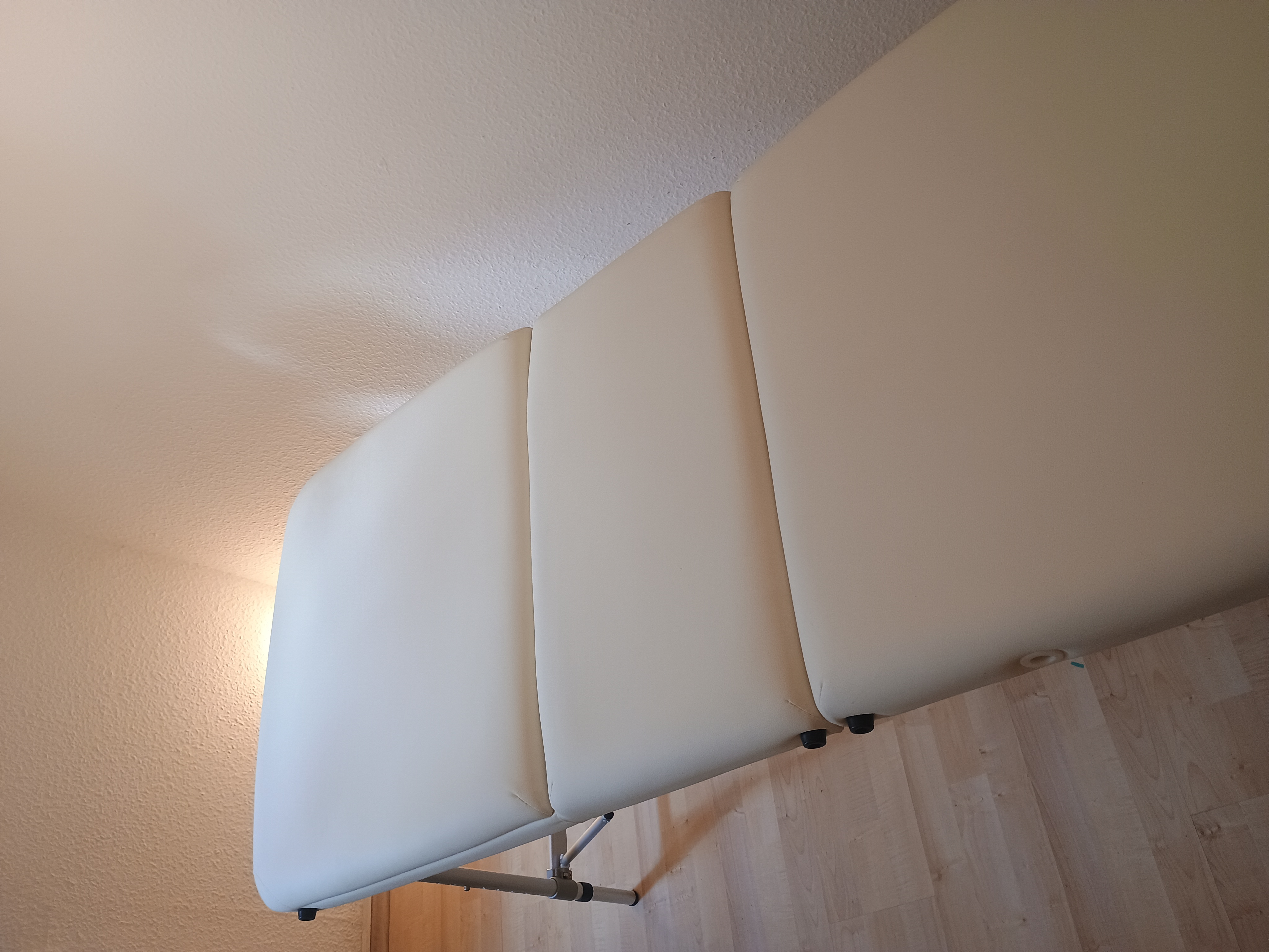 Neues, unbenutztes Massagebett mit Aluminiumfüssen