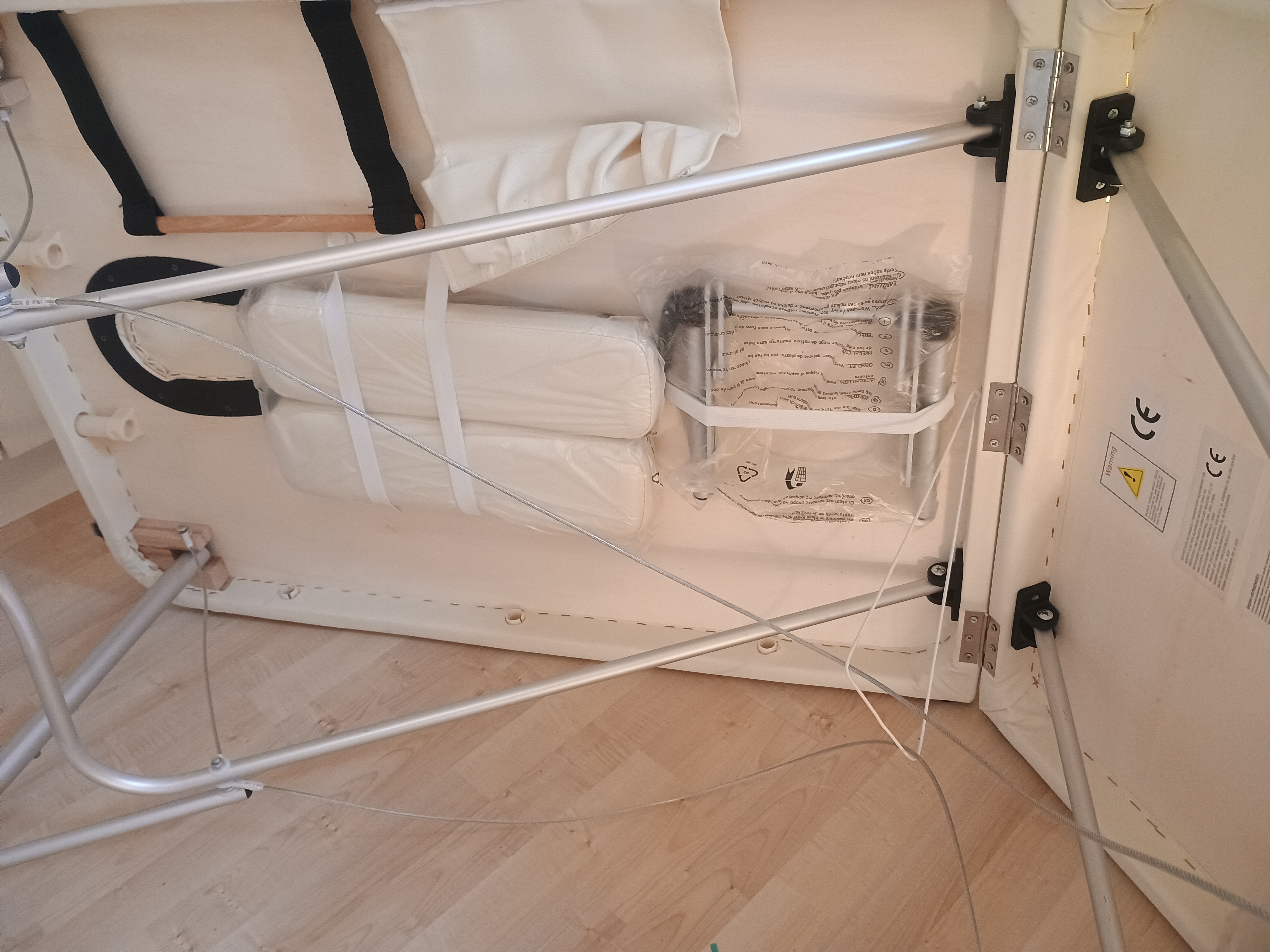 Neues, unbenutztes Massagebett mit Aluminiumfüssen