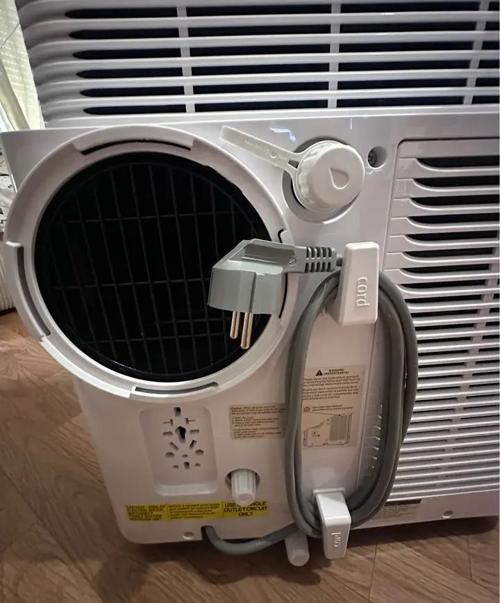  Mobile Klimageräte der Marke Electrolux mit einer Leistung von 12'000 BTU.  